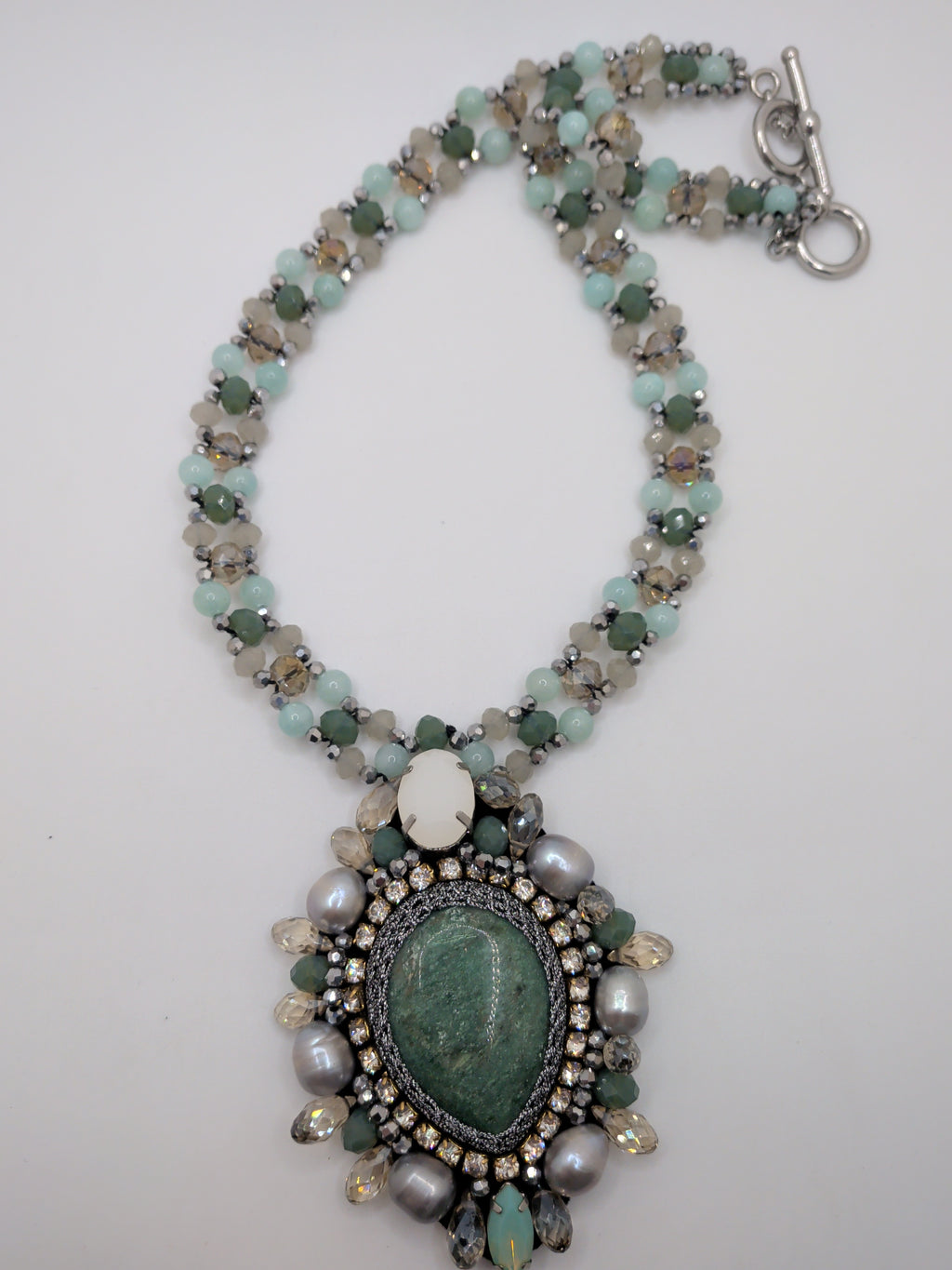 Vintage Statement Green and Pearl Crystal necklace