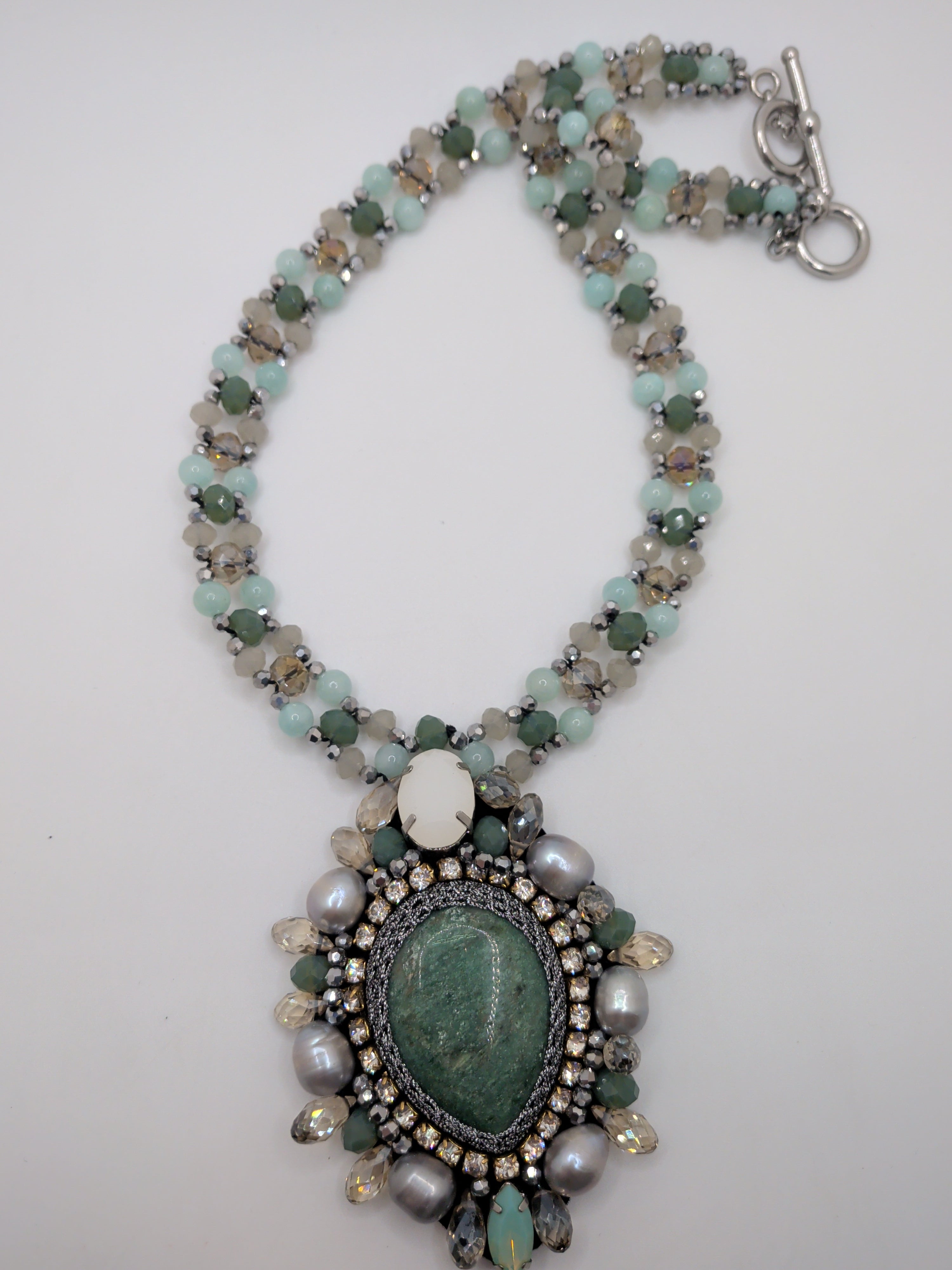 Vintage Statement Green and Pearl Crystal necklace