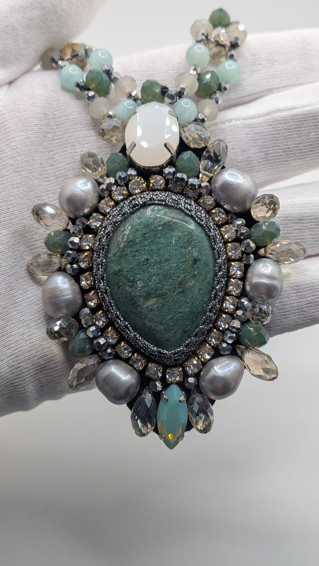 Vintage Statement Green and Pearl Crystal necklace